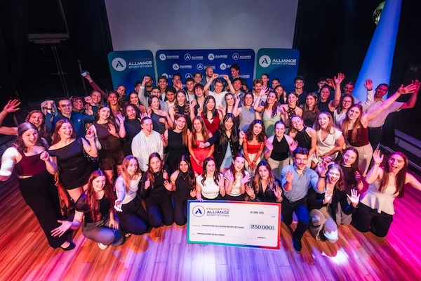 Two wrestlers receive bursaries from La Alliance Sport-Études